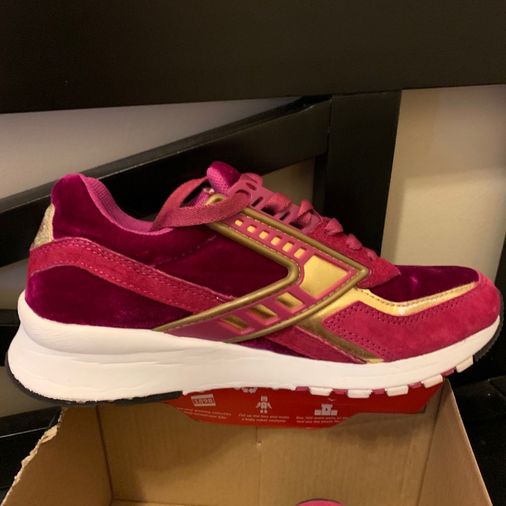 Brooks female tennis shoes